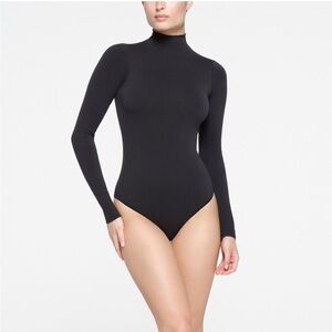 SKIMS | Essential Mock Neck Long Sleeve Bodysuit